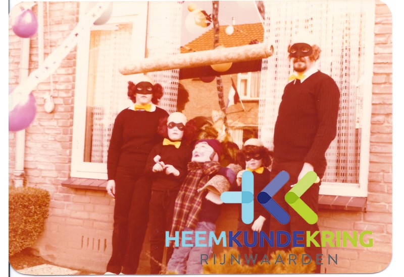 Carnaval 1981 Klaproosstraat een kamerbreed tapijt Coll.Lamers-Hendriks
